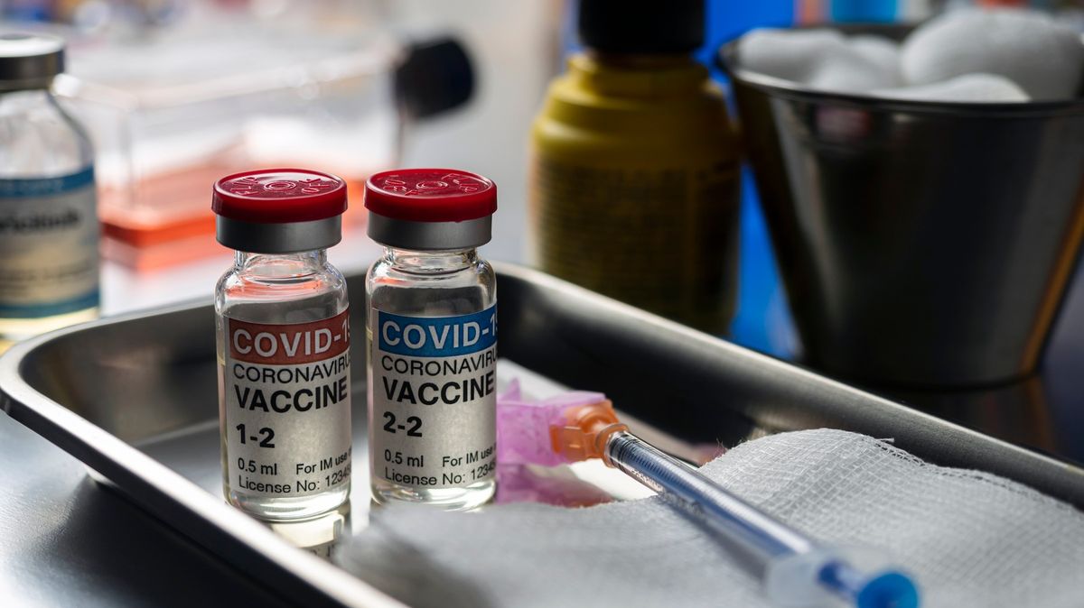 Blatný tvrdí, že očkovaný člověk není infekční. Odborníci nesouhlasí